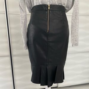 2/$30 Zara Faux leather skirt w/ pleated back 😎